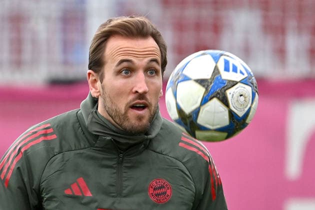 Harry KANE (Bayern Muenchen) fokussiert den Ball, Aktion,Einzelbild,angeschnittenes Einzelmotiv,Portrait,Portraet. Abschlusstraining am 08.12.2025 Fussball Champions League,Saison 2025 26, Ligaphase FC Bayern Muenchen - Sporting CP am 09.12..2025.