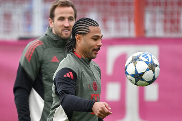 Serge GNABRY (FC Bayern Muenchen) fokussiert den Ball, hi:Harry KANE (Bayern Muenchen), Abschlusstraining am 08.12.2025 Fussball Champions League,Saison 2025 26, Ligaphase FC Bayern Muenchen - Sporting CP am 09.12..2025.