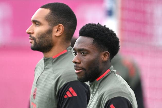 Alphonso DAVIES (Bayern Muenchen), hi:Jonathan TAH (Bayern Muenchen), Portrait,Portraet. Abschlusstraining am 08.12.2025 Fussball Champions League,Saison 2025 26, Ligaphase FC Bayern Muenchen - Sporting CP am 09.12..2025.