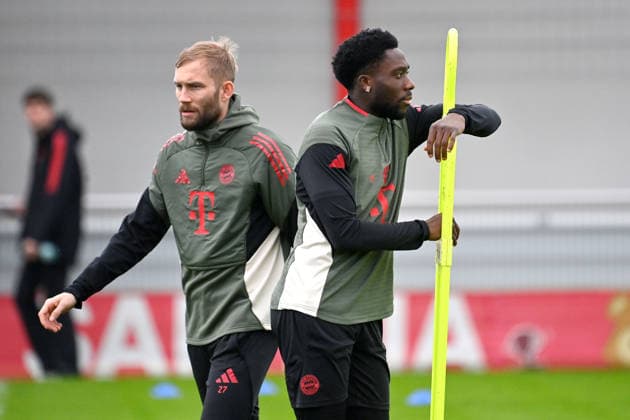 v.re:Alphonso DAVIES (Bayern Muenchen), Konrad LAIMER (Bayern Muenchen). Abschlusstraining am 08.12.2025 Fussball Champions League,Saison 2025 26, Ligaphase FC Bayern Muenchen - Sporting CP am 09.12..2025.