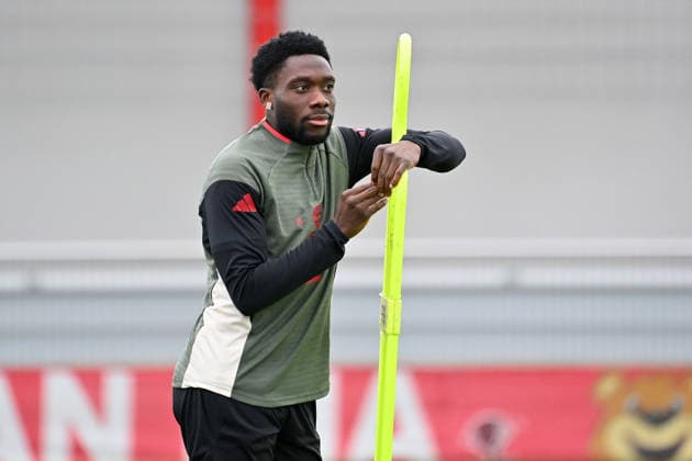 Alphonso DAVIES (Bayern Muenchen), Aktion,Einzelbild,angeschnittenes Einzelmotiv,Halbfigur,halbe Figur. Abschlusstraining am 08.12.2025 Fussball Champions League,Saison 2025 26, Ligaphase FC Bayern Muenchen - Sporting CP am 09.12..2025.