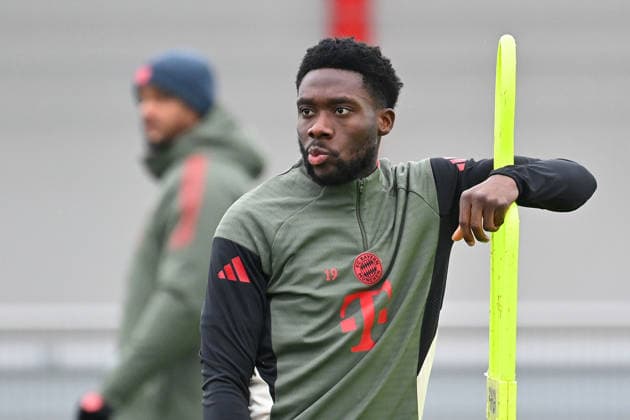 Alphonso DAVIES (Bayern Muenchen), Aktion,Einzelbild,angeschnittenes Einzelmotiv,Halbfigur,halbe Figur. hi:Trainer Vincent KOMPANY (Bayern Muenchen). Abschlusstraining am 08.12.2025 Fussball Champions League,Saison 2025 26, Ligaphase FC Bayern Muenchen - Sporting CP am 09.12..2025.