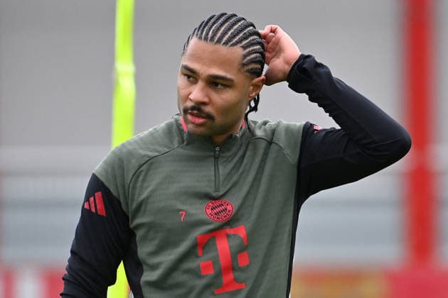 Serge GNABRY (FC Bayern Muenchen), Gestik,skeptisch, Aktion,Einzelbild,angeschnittenes Einzelmotiv,Halbfigur,halbe Figur. Abschlusstraining am 08.12.2025 Fussball Champions League,Saison 2025 26, Ligaphase FC Bayern Muenchen - Sporting CP am 09.12..2025.
