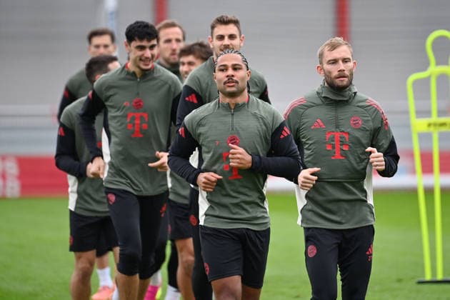 von vorne; Serge GNABRY (FC Bayern Muenchen), re:Konrad LAIMER (Bayern Muenchen), hi:Aleksandar PAVLOVIC (Bayern Muenchen), Harry KANE (Bayern Muenchen), Josip STANISIC (Bayern Muenchen), Abschlusstraining am 08.12.2025 Fussball Champions League,Saison 2025 26, Ligaphase FC Bayern Muenchen - Sporting CP am 09.12..2025.