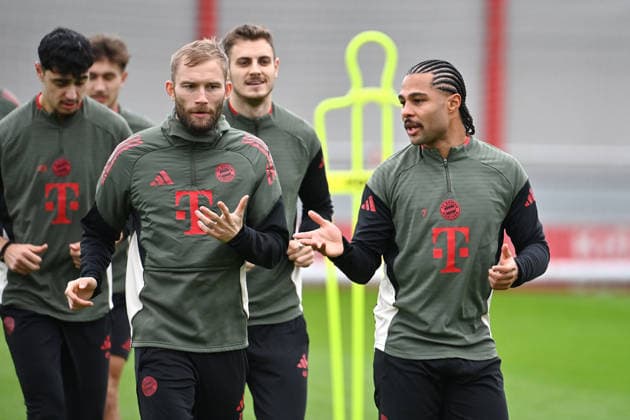 v.re: Serge GNABRY (FC Bayern Muenchen), Konrad LAIMER (Bayern Muenchen), hi:Aleksandar PAVLOVIC (Bayern Muenchen), Josip STANISIC (Bayern Muenchen), Aleksandar PAVLOVIC (Bayern Muenchen), Abschlusstraining am 08.12.2025 Fussball Champions League,Saison 2025 26, Ligaphase FC Bayern Muenchen - Sporting CP am 09.12..2025.