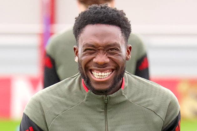 19 Alphonso Davies, lacht vor Freude, ist gut gelaunt, Porträt, Portrait, Fussball Abschlusstraining UEFA Champions League Spiel - FC Bayern vs. Sporting Lissabon München 08.12.2025 Trainingsgelände, Säbenerstr. FOTO: Mladen Lackovic LakoPress