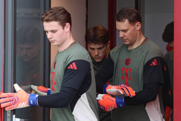 Keeper, Torwart, v.l. 40 Jonas Urbig, Manuel Neuer, Leon Klanac, kommen aus der Kabine, Porträt, Portrait, Fussball Abschlusstraining UEFA Champions League Spiel - FC Bayern vs. Sporting Lissabon München 08.12.2025 Trainingsgelände, Säbenerstr. FOTO: Mladen Lackovic LakoPress