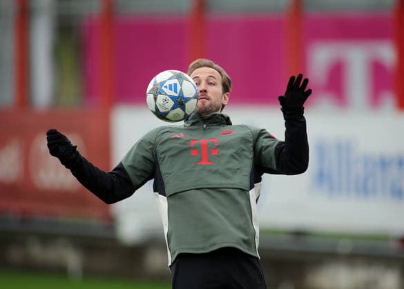 Fussball, Herren, Champions League, Saison 2025 2026, FC Bayern München, Abschlusstraining Harry Kane (FC Bayern München) nimmt einen Ball an