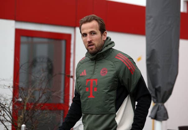 Fussball, Herren, Champions League, Saison 2025 2026, FC Bayern München, Abschlusstraining Harry Kane (FC Bayern München) auf dem Weg zum Trainingsplatz, Blick nach links
