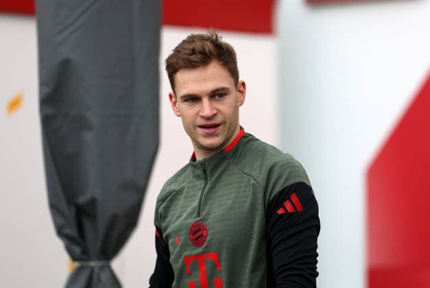Fussball, Herren, Champions League, Saison 2025 2026, FC Bayern München, Abschlusstraining Joshua Kimmich (FC Bayern München) auf dem Weg zum Trainingsplatz, Blick nach links