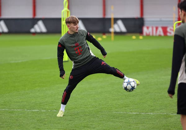 Fussball, Herren, Champions League, Saison 2025 2026, FC Bayern München, Abschlusstraining Lennart Karl (FC Bayern München) spielt einen Ball