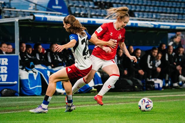 Google Pixel Frauen-Bundesliga: Hamburger SV vs. 1. FC Köln, 08.12.2025 Weronika Zawistowska (1. FC Köln, 10) gegen Leni Eggert (Hamburger SV, 29); Fußball, Google Pixel Frauen-Bundesliga, 12. Spieltag: Hamburger SV vs. 1. FC Köln am 08.12.2025 im Volksparkstadion, Hamburg DFB REGULATIONS PROHIBIT ANY USE OF PHOTOGRAPHS AS IMAGE SEQUENCES AND OR QUASI-VIDEO. Copyright: xBEAUTIFULxSPORTS Tonhäuserx