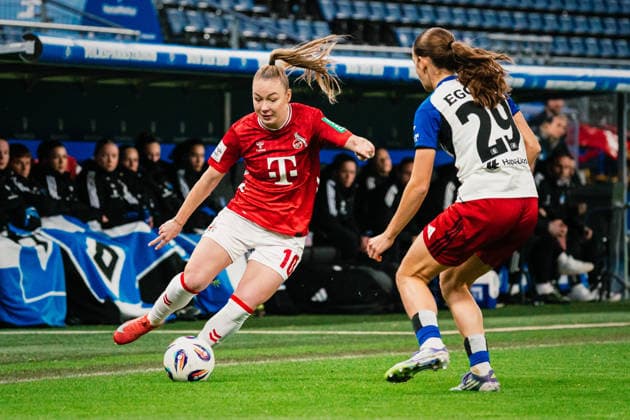 Google Pixel Frauen-Bundesliga: Hamburger SV vs. 1. FC Köln, 08.12.2025 Weronika Zawistowska (1. FC Köln, 10) gegen Leni Eggert (Hamburger SV, 29); Fußball, Google Pixel Frauen-Bundesliga, 12. Spieltag: Hamburger SV vs. 1. FC Köln am 08.12.2025 im Volksparkstadion, Hamburg DFB REGULATIONS PROHIBIT ANY USE OF PHOTOGRAPHS AS IMAGE SEQUENCES AND OR QUASI-VIDEO. Copyright: xBEAUTIFULxSPORTS Tonhäuserx