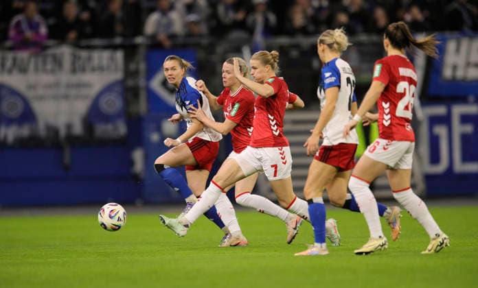 Foto : Annalena WUCHER (HSV) gegen Sandra Maria JESSEN und Anna-Lena STOLZE (Köln , rechts) Fussball Pixel Bundesliga der Frauen am Mo. 08.12.2025 12. Spieltag Hamburger SV - 1. FC Köln