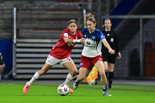 Fußball I Frauen I Saison 2025-2026 I Bundesliga I 12. Spieltag I Hamburger SV - 1. FC Köln I 08.12.2025 Laura Feiersinger (27, 1. FC Köln) Leni Marie Eggert (29, Hamburger SV) Hamburg Volkspark, Volksparkstadion, Stadion, Volkspark-Stadion Hamburg Deutschland Copyright: xLobeca FelixxSchlikisx