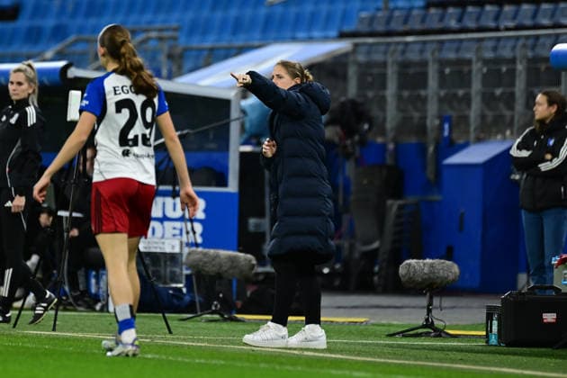 Fußball I Frauen I Saison 2025-2026 I Bundesliga I 12. Spieltag I Hamburger SV - 1. FC Köln I 08.12.2025 Britta Carlson (Trainerin, 1. FC Köln) Hamburg Volkspark, Volksparkstadion, Stadion, Volkspark-Stadion Hamburg Deutschland Copyright: xLobeca FelixxSchlikisx