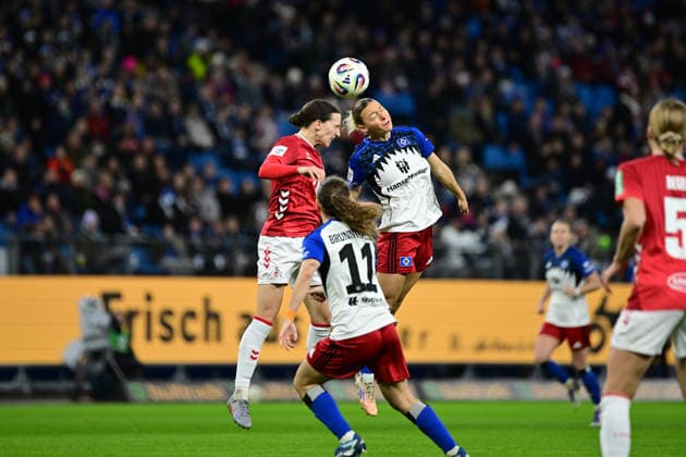 Fußball I Frauen I Saison 2025-2026 I Bundesliga I 12. Spieltag I Hamburger SV - 1. FC Köln I 08.12.2025 Sara Agrez (4, 1. FC Köln) Sophie Hillebrand (22, Hamburger SV) Hamburg Volkspark, Volksparkstadion, Stadion, Volkspark-Stadion Hamburg Deutschland Copyright: xLobeca FelixxSchlikisx