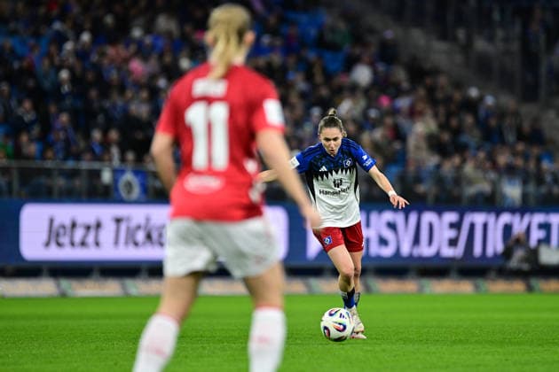 Fußball I Frauen I Saison 2025-2026 I Bundesliga I 12. Spieltag I Hamburger SV - 1. FC Köln I 08.12.2025 Maria Mikolajova (27, Hamburger SV) rechts Hamburg Volkspark, Volksparkstadion, Stadion, Volkspark-Stadion Hamburg Deutschland Copyright: xLobeca FelixxSchlikisx