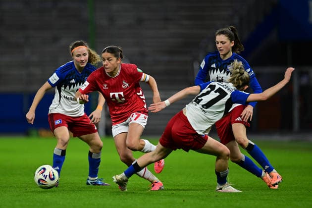 Fußball I Frauen I Saison 2025-2026 I Bundesliga I 12. Spieltag I Hamburger SV - 1. FC Köln I 08.12.2025 Laura Feiersinger (27, 1. FC Köln) Maria Mikolajova (27, Hamburger SV) Hamburg Volkspark, Volksparkstadion, Stadion, Volkspark-Stadion Hamburg Deutschland Copyright: xLobeca FelixxSchlikisx