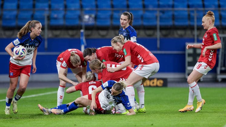 Spielerinnen von 1. FC Köln mit Torjubel, Jubel, jubeln, jubelt, optimistisch, Spielszene, Highlight, Freude über das Tor zum 0:1, DIE DFB-RICHTLINIEN UNTERSAGEN JEGLICHE NUTZUNG VON FOTOS ALS SEQUENZBILDER UND ODER VIDEOÄHNLICHE FOTOSTRECKEN. DFB REGULATIONS PROHIBIT ANY USE OF PHOTOGRAPHS AS IMAGE SEQUENCES AND OR QUASI-VIDEO., 08.12.2025, Hamburg (Deutschland), Fussball, Google Pixel Frauen-Bundesliga, Hamburger SV - 1. FC Köln