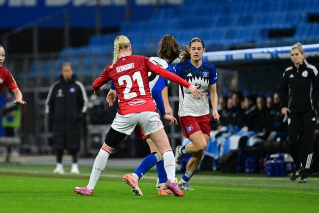 Fußball I Frauen I Saison 2025-2026 I Bundesliga I 12. Spieltag I Hamburger SV - 1. FC Köln I 08.12.2025 Anna Gerhardt (21, 1. FC Köln) Lotta Wrede (32, Hamburger SV) Hamburg Volkspark, Volksparkstadion, Stadion, Volkspark-Stadion Hamburg Deutschland Copyright: xLobeca FelixxSchlikisx