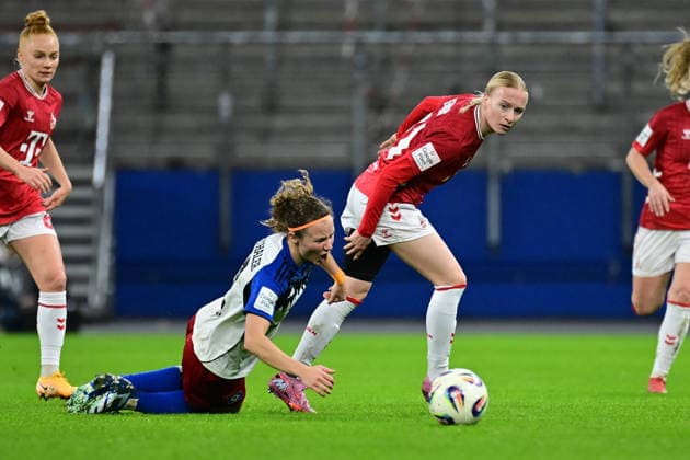 Fußball I Frauen I Saison 2025-2026 I Bundesliga I 12. Spieltag I Hamburger SV - 1. FC Köln I 08.12.2025 Melanie Brunnthaler (11, Hamburger SV) Pauline Marie Bremer (11, 1. FC Köln) Hamburg Volkspark, Volksparkstadion, Stadion, Volkspark-Stadion Hamburg Deutschland Copyright: xLobeca FelixxSchlikisx