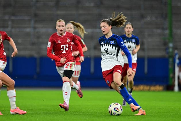 Fußball I Frauen I Saison 2025-2026 I Bundesliga I 12. Spieltag I Hamburger SV - 1. FC Köln I 08.12.2025 Anna Gerhardt (21, 1. FC Köln) Lotta Wrede (32, Hamburger SV) Hamburg Volkspark, Volksparkstadion, Stadion, Volkspark-Stadion Hamburg Deutschland Copyright: xLobeca FelixxSchlikisx
