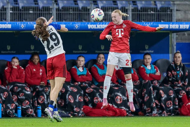 v.li.: Leni Eggert (Hamburger SV, 29) und Anna Gerhardt (1. FC Köln, 21) im Kopfballduell, Kopfball, Zweikampf, Action, Aktion, Spielszene, DIE DFB-RICHTLINIEN UNTERSAGEN JEGLICHE NUTZUNG VON FOTOS ALS SEQUENZBILDER UND ODER VIDEOÄHNLICHE FOTOSTRECKEN. DFB REGULATIONS PROHIBIT ANY USE OF PHOTOGRAPHS AS IMAGE SEQUENCES AND OR QUASI-VIDEO., 08.12.2025, Hamburg (Deutschland), Fussball, Google Pixel Frauen-Bundesliga, Hamburger SV - 1. FC Köln
