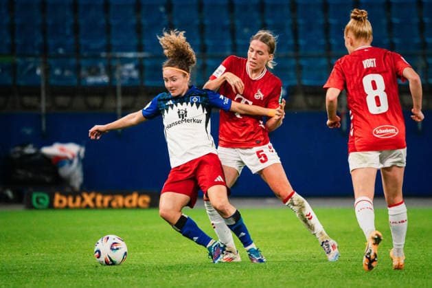 Google Pixel Frauen-Bundesliga: Hamburger SV vs. 1. FC Köln, 08.12.2025 Melanie Brunnthaler (Hamburger SV, 11) gegen Celina Degen (1. FC Köln, 5) ;Fußball, Google Pixel Frauen-Bundesliga, 12. Spieltag: Hamburger SV vs. 1. FC Köln am 08.12.2025 im Volksparkstadion, Hamburg DFB REGULATIONS PROHIBIT ANY USE OF PHOTOGRAPHS AS IMAGE SEQUENCES AND OR QUASI-VIDEO. Copyright: xBEAUTIFULxSPORTS Tonhäuserx