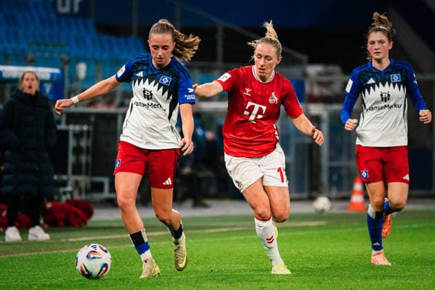 Google Pixel Frauen-Bundesliga: Hamburger SV vs. 1. FC Köln, 08.12.2025 Victoria Schulz (Hamburger SV, 19) verfolgt von Pauline Bremer (1. FC Köln, 11) ;Fußball, Google Pixel Frauen-Bundesliga, 12. Spieltag: Hamburger SV vs. 1. FC Köln am 08.12.2025 im Volksparkstadion, Hamburg DFB REGULATIONS PROHIBIT ANY USE OF PHOTOGRAPHS AS IMAGE SEQUENCES AND OR QUASI-VIDEO. Copyright: xBEAUTIFULxSPORTS Tonhäuserx