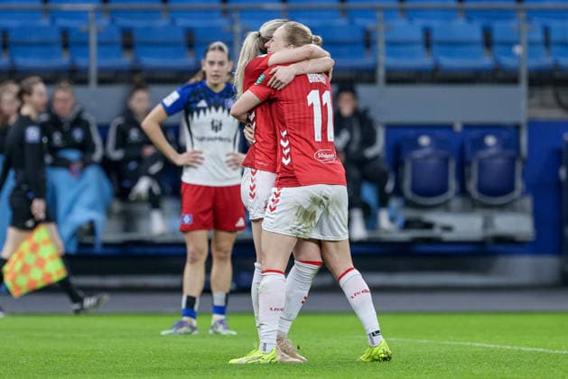 v.li.: Torschützin Sandra Maria Jessen (1. FC Köln, 6) und Pauline Bremer (1. FC Köln, 11) mit Torjubel, Jubel, jubeln, jubelt, optimistisch, Spielszene, Highlight, Freude über das Tor zum 0:2, DIE DFB-RICHTLINIEN UNTERSAGEN JEGLICHE NUTZUNG VON FOTOS ALS SEQUENZBILDER UND ODER VIDEOÄHNLICHE FOTOSTRECKEN. DFB REGULATIONS PROHIBIT ANY USE OF PHOTOGRAPHS AS IMAGE SEQUENCES AND OR QUASI-VIDEO., 08.12.2025, Hamburg (Deutschland), Fussball, Google Pixel Frauen-Bundesliga, Hamburger SV - 1. FC Köln