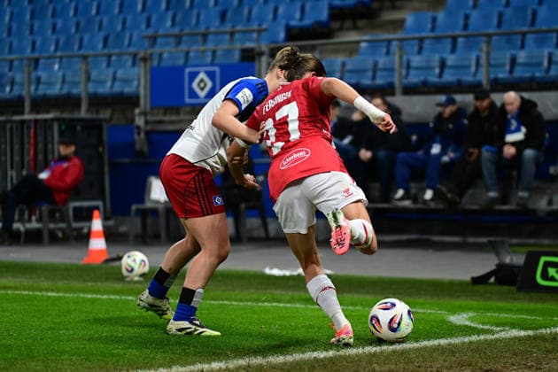 Fußball I Frauen I Saison 2025-2026 I Bundesliga I 12. Spieltag I Hamburger SV - 1. FC Köln I 08.12.2025 Svea Stoldt (8, Hamburger SV) Laura Feiersinger (27, 1. FC Köln) Hamburg Volkspark, Volksparkstadion, Stadion, Volkspark-Stadion Hamburg Deutschland Copyright: xLobeca FelixxSchlikisx