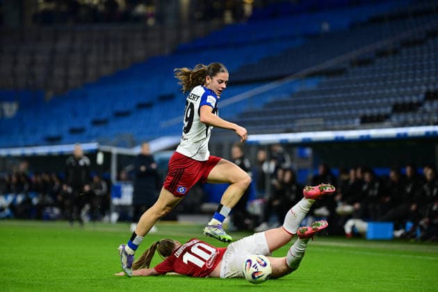 Fußball I Frauen I Saison 2025-2026 I Bundesliga I 12. Spieltag I Hamburger SV - 1. FC Köln I 08.12.2025 Leni Marie Eggert (29, Hamburger SV) über Weronika Zawistowska (10, 1. FC Köln) Hamburg Volkspark, Volksparkstadion, Stadion, Volkspark-Stadion Hamburg Deutschland Copyright: xLobeca FelixxSchlikisx
