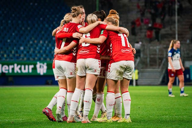 Google Pixel Frauen-Bundesliga: Hamburger SV vs. 1. FC Köln, 08.12.2025 TOR, JUBEL durch Sandra Maria Jessen (1. FC Köln, 6) zum 0:2 ;Fußball, Google Pixel Frauen-Bundesliga, 12. Spieltag: Hamburger SV vs. 1. FC Köln am 08.12.2025 im Volksparkstadion, Hamburg DFB REGULATIONS PROHIBIT ANY USE OF PHOTOGRAPHS AS IMAGE SEQUENCES AND OR QUASI-VIDEO. Copyright: xBEAUTIFULxSPORTS Tonhäuserx