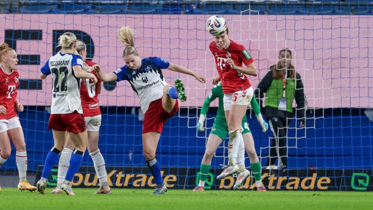 v.li.: Nina Räcke (Hamburger SV, 39) und Celina Degen (1. FC Köln, 5) im Kopfballduell, Kopfball, Zweikampf, Action, Aktion, Spielszene, DIE DFB-RICHTLINIEN UNTERSAGEN JEGLICHE NUTZUNG VON FOTOS ALS SEQUENZBILDER UND ODER VIDEOÄHNLICHE FOTOSTRECKEN. DFB REGULATIONS PROHIBIT ANY USE OF PHOTOGRAPHS AS IMAGE SEQUENCES AND OR QUASI-VIDEO., 08.12.2025, Hamburg (Deutschland), Fussball, Google Pixel Frauen-Bundesliga, Hamburger SV - 1. FC Köln