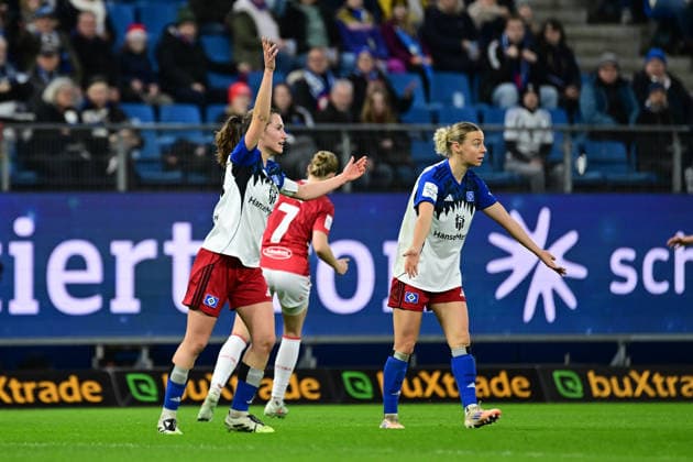 Fußball I Frauen I Saison 2025-2026 I Bundesliga I 12. Spieltag I Hamburger SV - 1. FC Köln I 08.12.2025 Abseits Pauline Annette Machtens (28, Hamburger SV) Sophie Hillebrand (22, Hamburger SV) Hamburg Volkspark, Volksparkstadion, Stadion, Volkspark-Stadion Hamburg Deutschland Copyright: xLobeca FelixxSchlikisx