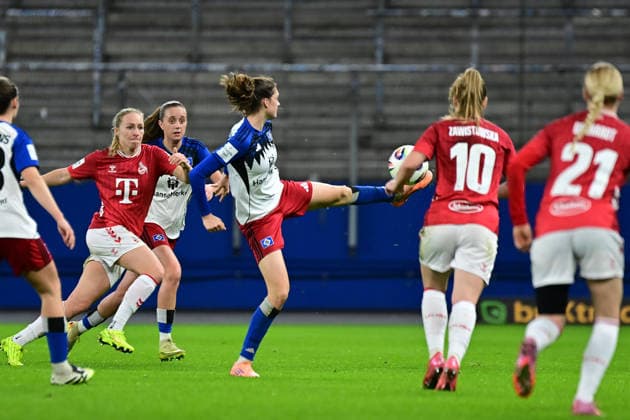 Fußball I Frauen I Saison 2025-2026 I Bundesliga I 12. Spieltag I Hamburger SV - 1. FC Köln I 08.12.2025 Lotta Wrede (32, Hamburger SV) am Ball Hamburg Volkspark, Volksparkstadion, Stadion, Volkspark-Stadion Hamburg Deutschland Copyright: xLobeca FelixxSchlikisx