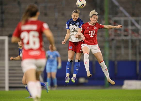Foto : Annalena WUCHER (HSV) köpft gegen Sandra Maria JESSEN (Köln , rechts) Fussball Pixel Bundesliga der Frauen am Mo. 08.12.2025 12. Spieltag Hamburger SV - 1. FC Köln
