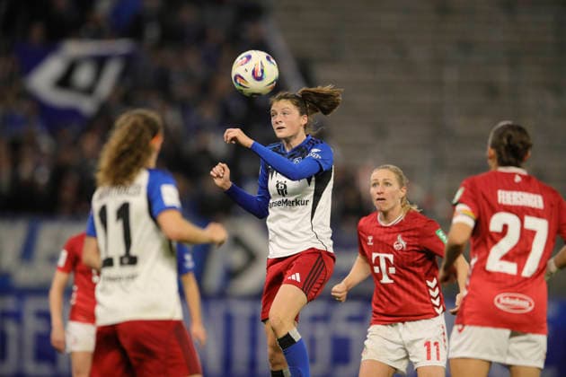 Foto : Lotta WREDE (HSV) köpft gegen Pauline BREMER (Köln , rechts) Fussball Pixel Bundesliga der Frauen am Mo. 08.12.2025 12. Spieltag Hamburger SV - 1. FC Köln