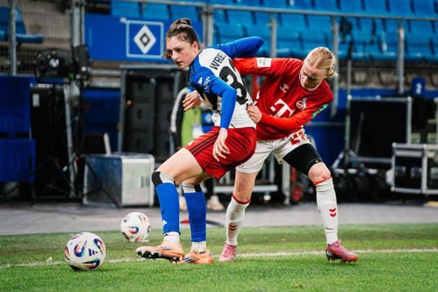 Google Pixel Frauen-Bundesliga: Hamburger SV vs. 1. FC Köln, 08.12.2025 Lotta Wrede (Hamburger SV, 32) gegen Anna Gerhardt (1. FC Köln, 21) ;Fußball, Google Pixel Frauen-Bundesliga, 12. Spieltag: Hamburger SV vs. 1. FC Köln am 08.12.2025 im Volksparkstadion, Hamburg DFB REGULATIONS PROHIBIT ANY USE OF PHOTOGRAPHS AS IMAGE SEQUENCES AND OR QUASI-VIDEO. Copyright: xBEAUTIFULxSPORTS Tonhäuserx