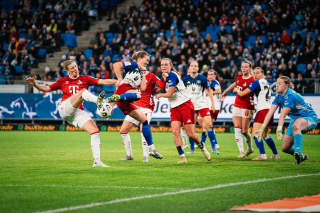 Google Pixel Frauen-Bundesliga: Hamburger SV vs. 1. FC Köln, 08.12.2025 Leni Eggert (Hamburger SV, 29) verteidigt den Schuss ;Fußball, Google Pixel Frauen-Bundesliga, 12. Spieltag: Hamburger SV vs. 1. FC Köln am 08.12.2025 im Volksparkstadion, Hamburg DFB REGULATIONS PROHIBIT ANY USE OF PHOTOGRAPHS AS IMAGE SEQUENCES AND OR QUASI-VIDEO. Copyright: xBEAUTIFULxSPORTS Tonhäuserx