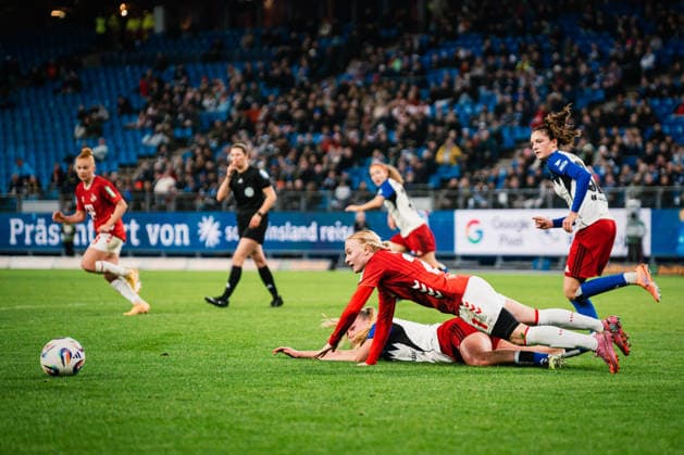 Google Pixel Frauen-Bundesliga: Hamburger SV vs. 1. FC Köln, 08.12.2025 Anna Gerhardt (1. FC Köln, 21) foult Svea Stoldt (Hamburger SV, 8) ;Fußball, Google Pixel Frauen-Bundesliga, 12. Spieltag: Hamburger SV vs. 1. FC Köln am 08.12.2025 im Volksparkstadion, Hamburg DFB REGULATIONS PROHIBIT ANY USE OF PHOTOGRAPHS AS IMAGE SEQUENCES AND OR QUASI-VIDEO. Copyright: xBEAUTIFULxSPORTS Tonhäuserx
