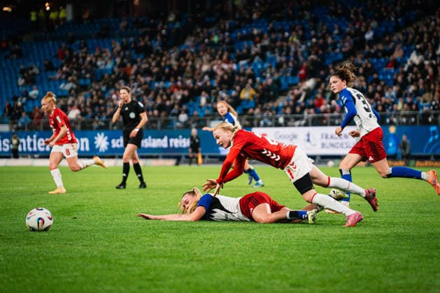 Google Pixel Frauen-Bundesliga: Hamburger SV vs. 1. FC Köln, 08.12.2025 Anna Gerhardt (1. FC Köln, 21) foult Svea Stoldt (Hamburger SV, 8) ;Fußball, Google Pixel Frauen-Bundesliga, 12. Spieltag: Hamburger SV vs. 1. FC Köln am 08.12.2025 im Volksparkstadion, Hamburg DFB REGULATIONS PROHIBIT ANY USE OF PHOTOGRAPHS AS IMAGE SEQUENCES AND OR QUASI-VIDEO. Copyright: xBEAUTIFULxSPORTS Tonhäuserx
