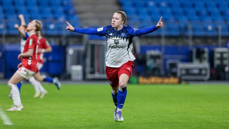 Torschützin Christin Meyer (Hamburger SV, 16) mit Torjubel, Jubel, jubeln, jubelt, optimistisch, Spielszene, Highlight, Freude über das Tor zum 1:2, DIE DFB-RICHTLINIEN UNTERSAGEN JEGLICHE NUTZUNG VON FOTOS ALS SEQUENZBILDER UND ODER VIDEOÄHNLICHE FOTOSTRECKEN. DFB REGULATIONS PROHIBIT ANY USE OF PHOTOGRAPHS AS IMAGE SEQUENCES AND OR QUASI-VIDEO., 08.12.2025, Hamburg (Deutschland), Fussball, Google Pixel Frauen-Bundesliga, Hamburger SV - 1. FC Köln
