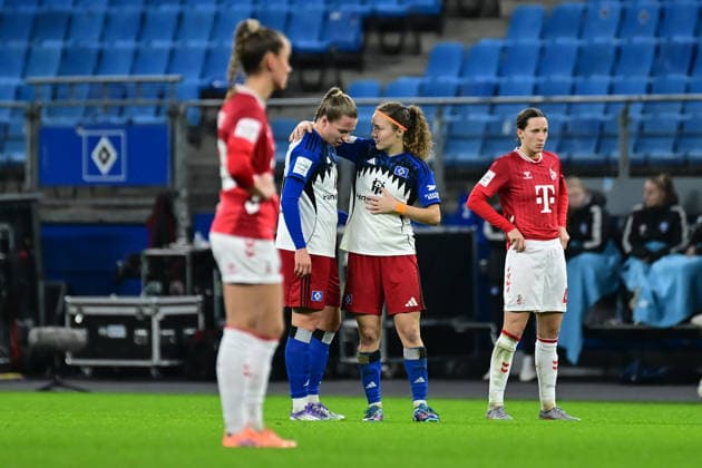 Fußball I Frauen I Saison 2025-2026 I Bundesliga I 12. Spieltag I Hamburger SV - 1. FC Köln I 08.12.2025 Christin Martina Ingrid Meyer (16, Hamburger SV) mit Melanie Brunnthaler (11, Hamburger SV) Hamburg Volkspark, Volksparkstadion, Stadion, Volkspark-Stadion Hamburg Deutschland Copyright: xLobeca FelixxSchlikisx