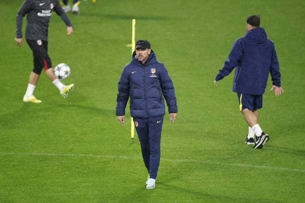 EINDHOVEN - Coach Diego Simeone of Club Atletico de Madrid during a training session prior to the UEFA Champions League match between PSV Eindhoven and AtlÃ tico Madrid at the Phillips Stadium on December 8, 2025, in Eindhoven, Netherlands. ANP MAURICE VAN STEEN xVIxANPxSportx xxANPxIVx 544312259 originalFilename: 544312259.jpg