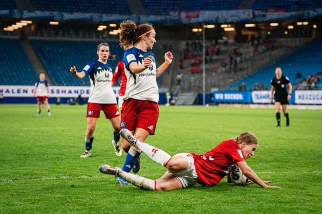 Google Pixel Frauen-Bundesliga: Hamburger SV vs. 1. FC Köln, 08.12.2025 Melanie Brunnthaler (Hamburger SV, 11) gegen Celina Degen (1. FC Köln, 5) ;Fußball, Google Pixel Frauen-Bundesliga, 12. Spieltag: Hamburger SV vs. 1. FC Köln am 08.12.2025 im Volksparkstadion, Hamburg DFB REGULATIONS PROHIBIT ANY USE OF PHOTOGRAPHS AS IMAGE SEQUENCES AND OR QUASI-VIDEO. Copyright: xBEAUTIFULxSPORTS Tonhäuserx