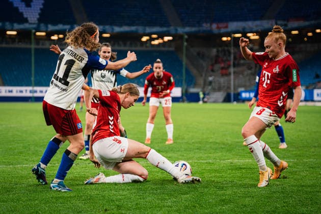 Google Pixel Frauen-Bundesliga: Hamburger SV vs. 1. FC Köln, 08.12.2025 Celina Degen (1. FC Köln, 5)klärt den Ball ;Fußball, Google Pixel Frauen-Bundesliga, 12. Spieltag: Hamburger SV vs. 1. FC Köln am 08.12.2025 im Volksparkstadion, Hamburg DFB REGULATIONS PROHIBIT ANY USE OF PHOTOGRAPHS AS IMAGE SEQUENCES AND OR QUASI-VIDEO. Copyright: xBEAUTIFULxSPORTS Tonhäuserx