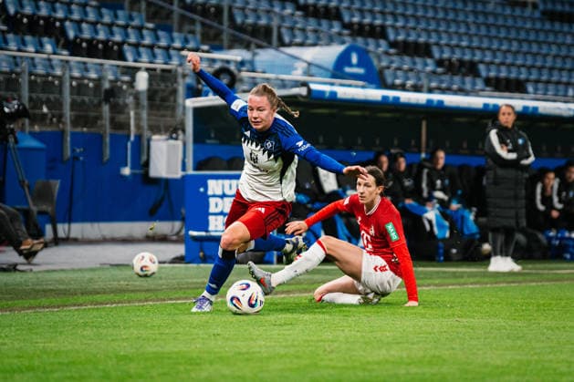 Google Pixel Frauen-Bundesliga: Hamburger SV vs. 1. FC Köln, 08.12.2025 Christin Meyer (Hamburger SV, 16) wird von Sara Agrež (1. FC Köln, 4) gefoult ;Fußball, Google Pixel Frauen-Bundesliga, 12. Spieltag: Hamburger SV vs. 1. FC Köln am 08.12.2025 im Volksparkstadion, Hamburg DFB REGULATIONS PROHIBIT ANY USE OF PHOTOGRAPHS AS IMAGE SEQUENCES AND OR QUASI-VIDEO. Copyright: xBEAUTIFULxSPORTS Tonhäuserx