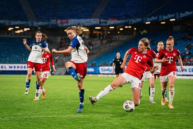 Google Pixel Frauen-Bundesliga: Hamburger SV vs. 1. FC Köln, 08.12.2025 Melanie Brunnthaler (Hamburger SV, 11) gegen Celina Degen (1. FC Köln, 5) ;Fußball, Google Pixel Frauen-Bundesliga, 12. Spieltag: Hamburger SV vs. 1. FC Köln am 08.12.2025 im Volksparkstadion, Hamburg DFB REGULATIONS PROHIBIT ANY USE OF PHOTOGRAPHS AS IMAGE SEQUENCES AND OR QUASI-VIDEO. Copyright: xBEAUTIFULxSPORTS Tonhäuserx
